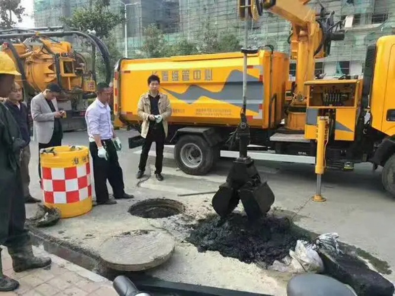 滨海街道：网格员化身“清道夫”，为民解忧疏通“堵心”化粪池