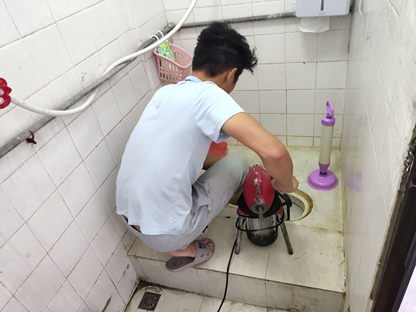 滨海肥皂掉到马桶里把马桶堵住了怎么办？马桶堵住了怎么办