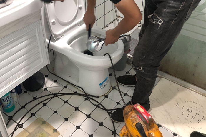 滨海马桶堵塞自己疏通还是找师傅?专业上门服务让你省时更省心